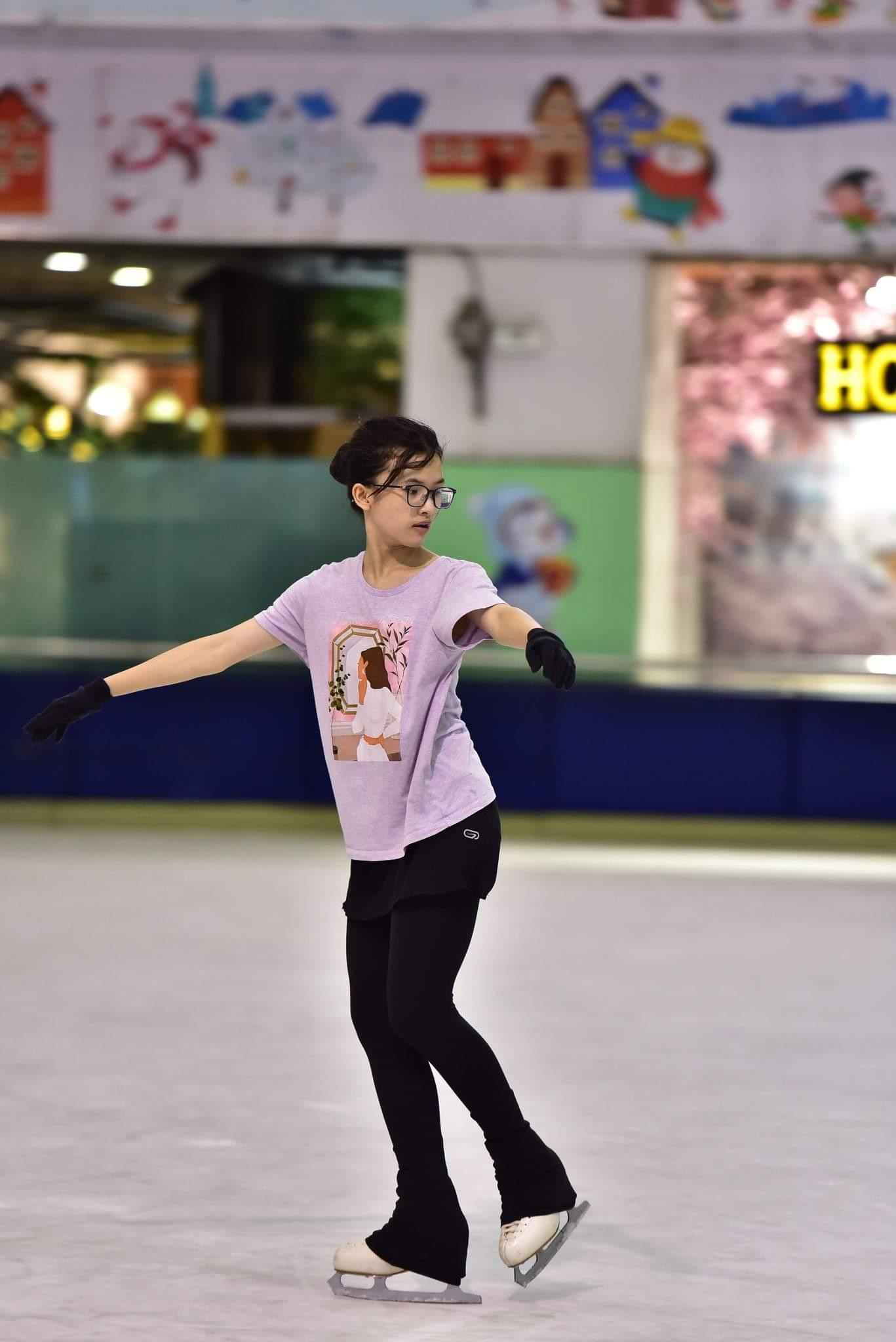 Vũ Minh Anh đam mê trượt băng nghệ thuật. Vũ Minh Anh đam mê trượt băng nghệ thuật.