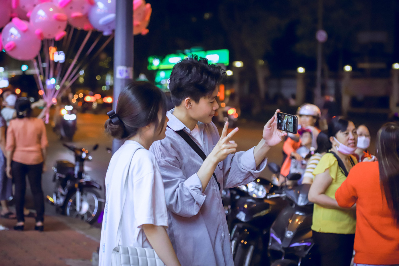 Nguyễn Hoàng Long và người bạn của mình bày tỏ sự thích thú vì cả hai đều là sinh viên năm thứ nhất từ quê lên học, nên đây là lần đầu tiên các bạn được tận hưởng không khí Giáng sinh tại TP. HCM. Tuy nhiên, Long cũng gặp không ít khó khăn khi di chuyển từ TP. Thủ Đức lên Q. 1 tham quan. Đặc biệt, anh cho biết, việc tìm chỗ gửi xe ở các tuyến đường tại Q. 1 thời điểm buổi tối khá khó khăn, vì đa phần các bãi giữ xe đều chỉ hoạt động đến 21h, và lượng khách gửi xe vào thời điểm này cũng rất đông.