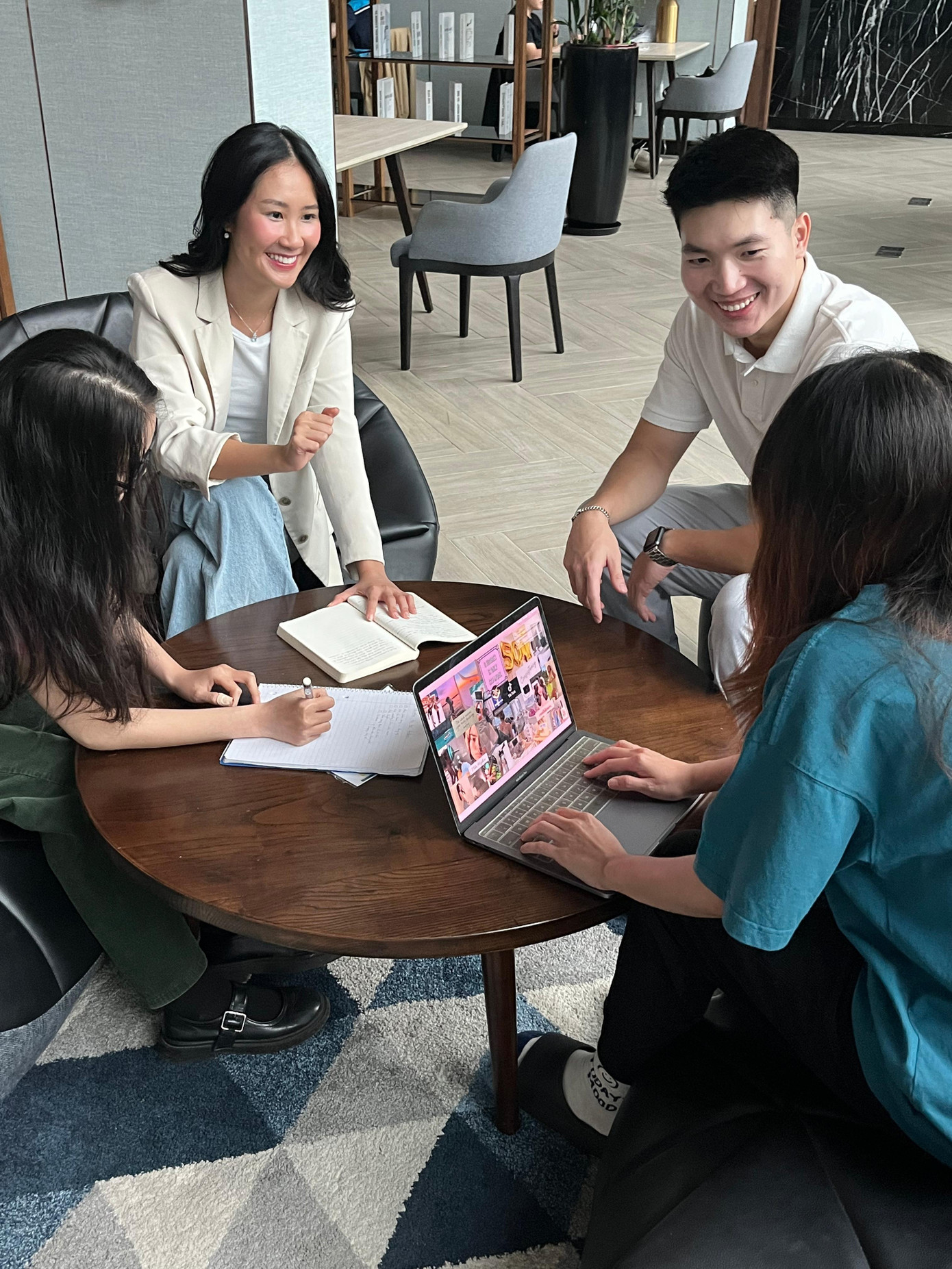 Uyên có nhiều cộng sự đang ủng hộ nhiệt tình cho những dự án của mình. Uyên có nhiều cộng sự đang ủng hộ nhiệt tình cho những dự án của mình.