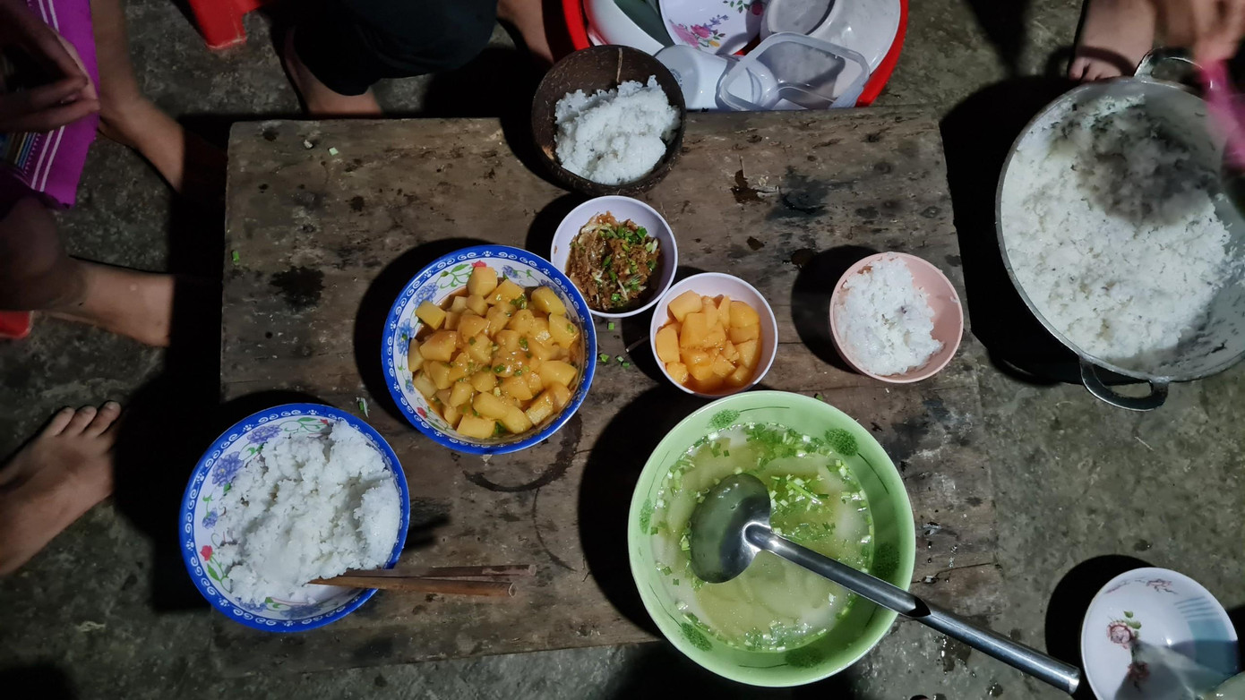 Bữa cơm đạm bạc của các tình nguyện viên.