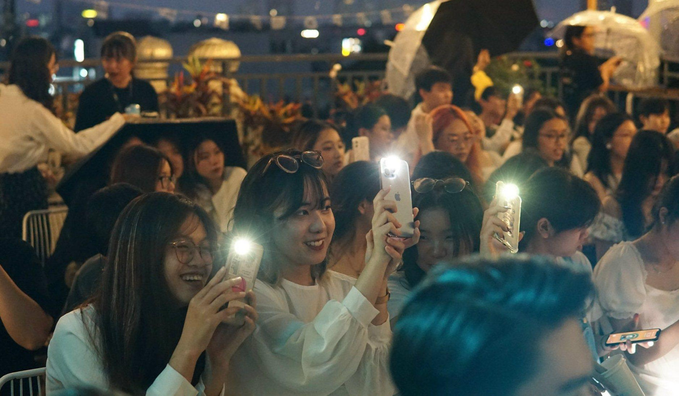 Khán giả thích thú bật đèn flash, hoà vào bầu không khí đêm nhạc.