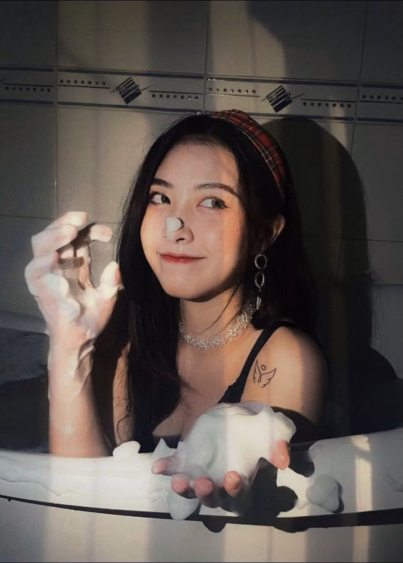 Nhan sắc xinh đẹp của Thu Chúc đằng sau những tấm ảnh “dìm hàng” mà Việt Anh đăng tải.