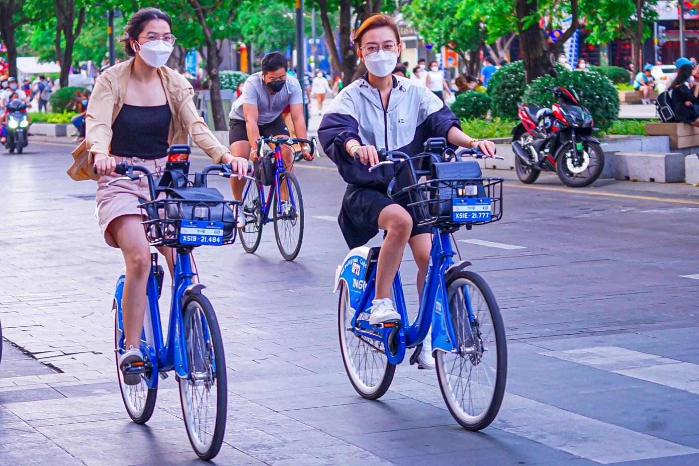 Đa số các bạn trẻ đều yêu thích trải nghiệm cảm giác đạp xe ngắm cảnh quanh khu vực Phố đi bộ Nguyễn Huệ và công viên bờ sông Bạch Đằng.