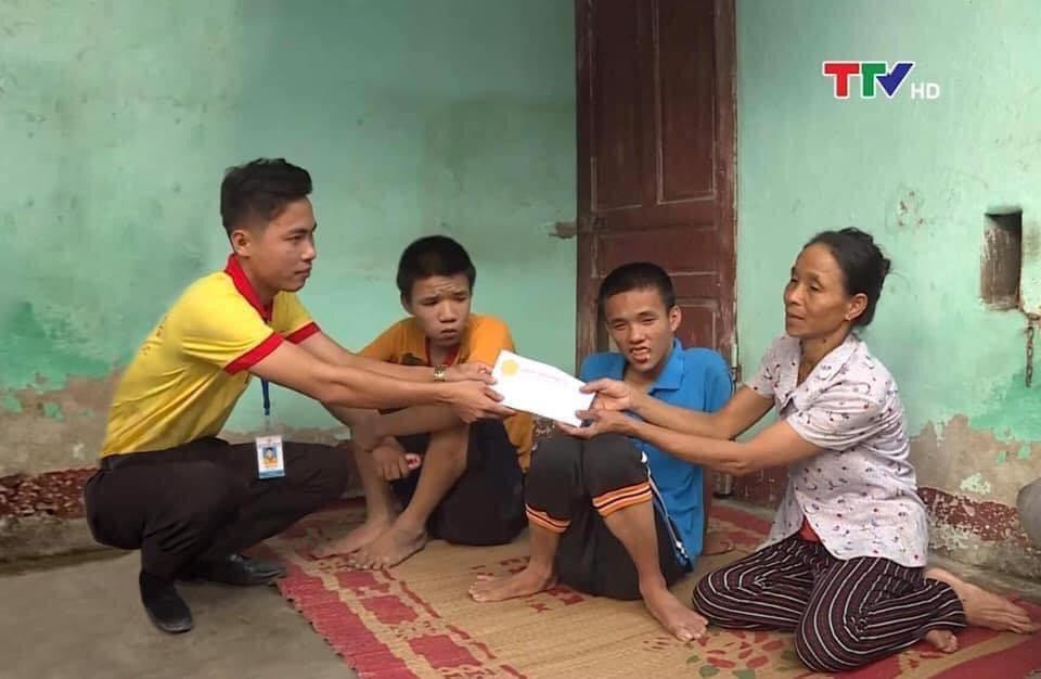 Hình ảnh anh Tùng tặng quà cho người khó khăn trong thời điểm dịch bệnh.