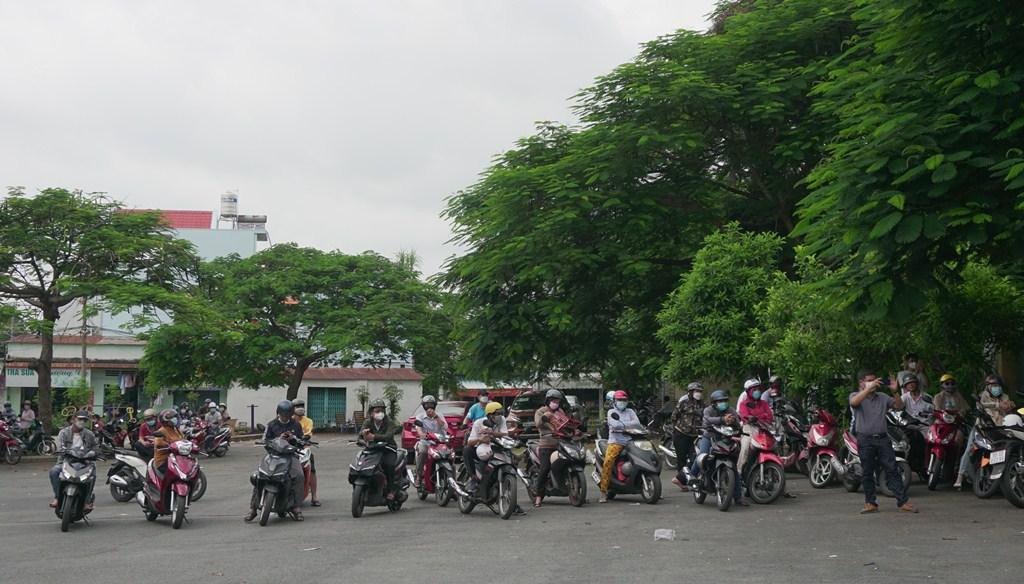 Xe của phụ huynh được đội hình điều phối giao thông sắp xếp đỗ ở nơi thông thoáng. Xe của phụ huynh được đội hình điều phối giao thông sắp xếp đỗ ở nơi thông thoáng.