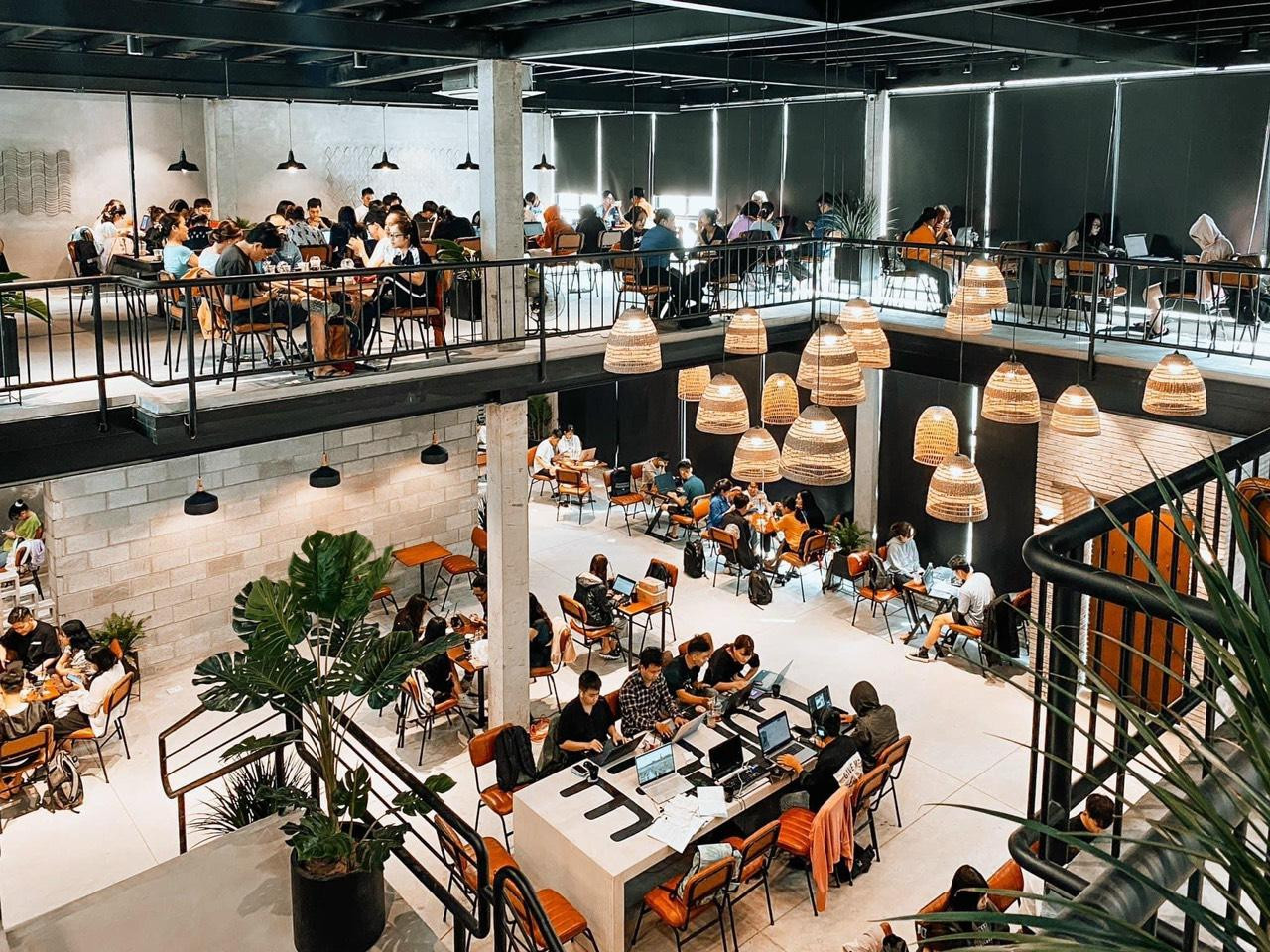 Nhiều bạn sinh viên lựa chọn học 'thâu đêm' tại SIX Coffee.