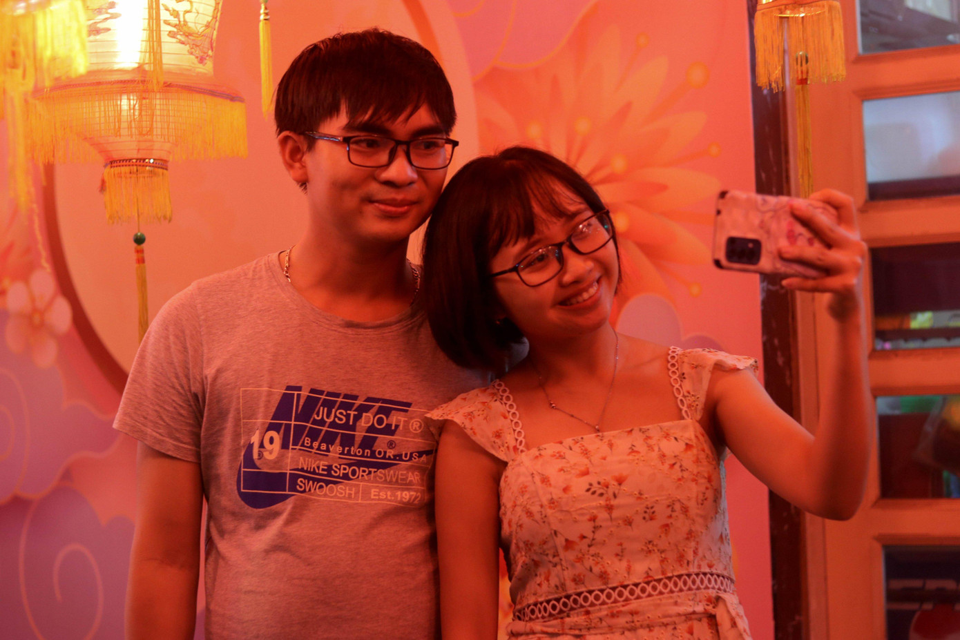 Chị Nguyễn Phương Linh và anh Bùi Cao Thắng dù ở Thủ Đức nhưng vẫn lặn lội tìm đến đây để 'săn' cho mình một bộ ảnh đẹp.