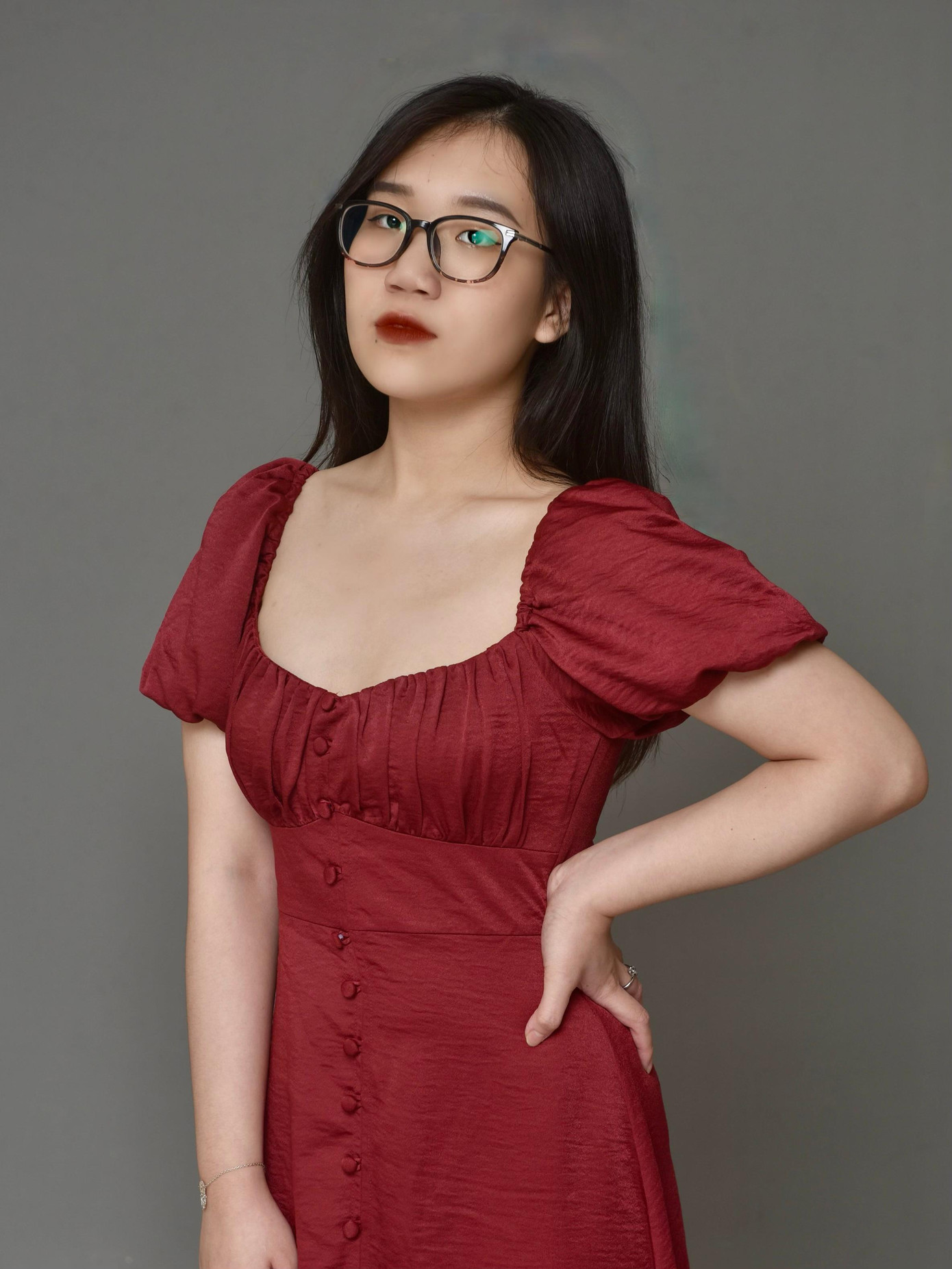 Không chỉ có vẻ ngoài xinh xắn, thu hút, Quế Nhi còn sở hữu vẻ đẹp tri thức đáng ngưỡng mộ.