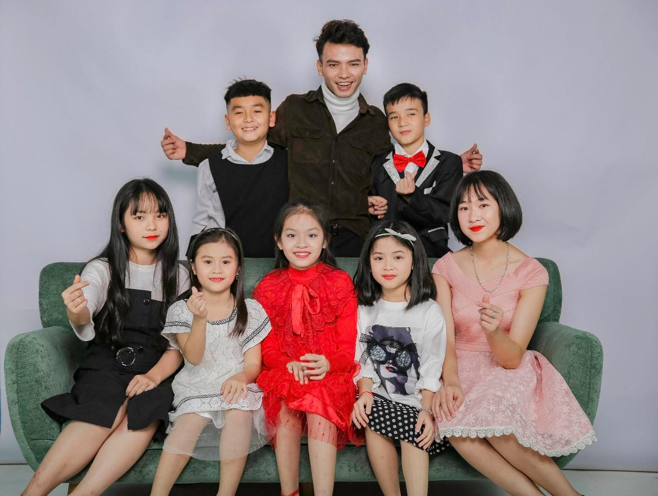 Trần Đô nhí nhảnh cùng các bạn nhỏ. Trần Đô nhí nhảnh cùng các bạn nhỏ.