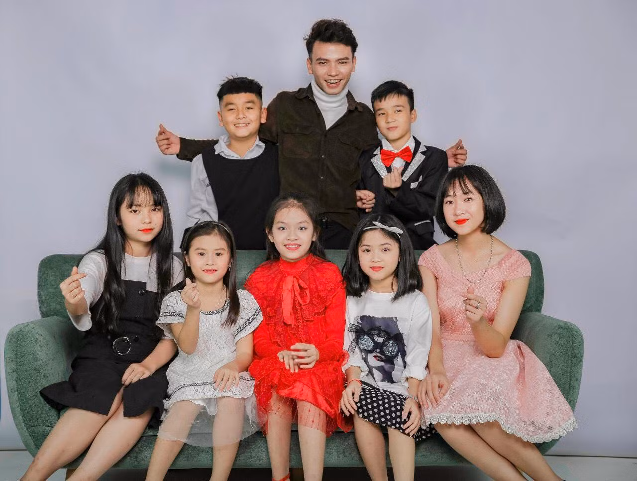 Trần Đô nhí nhảnh cùng các bạn nhỏ.