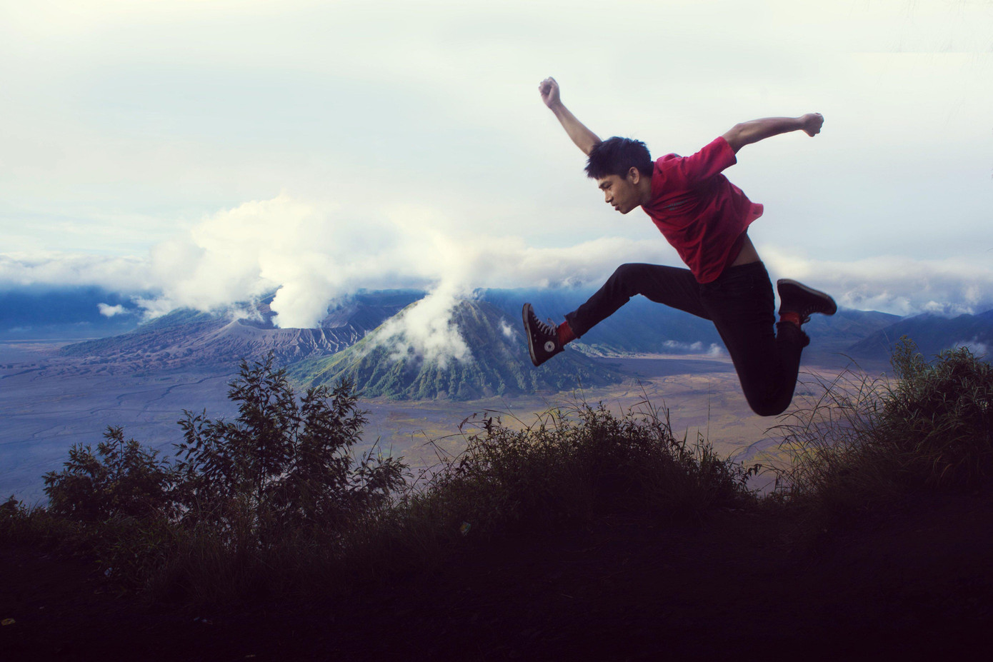 Youtuber này sẽ tiếp tục các chuyến đi đến những vùng đất mới cho đến khi anh đi hết cả thế giới này. Youtuber này sẽ tiếp tục các chuyến đi đến những vùng đất mới cho đến khi anh đi hết cả thế giới này.