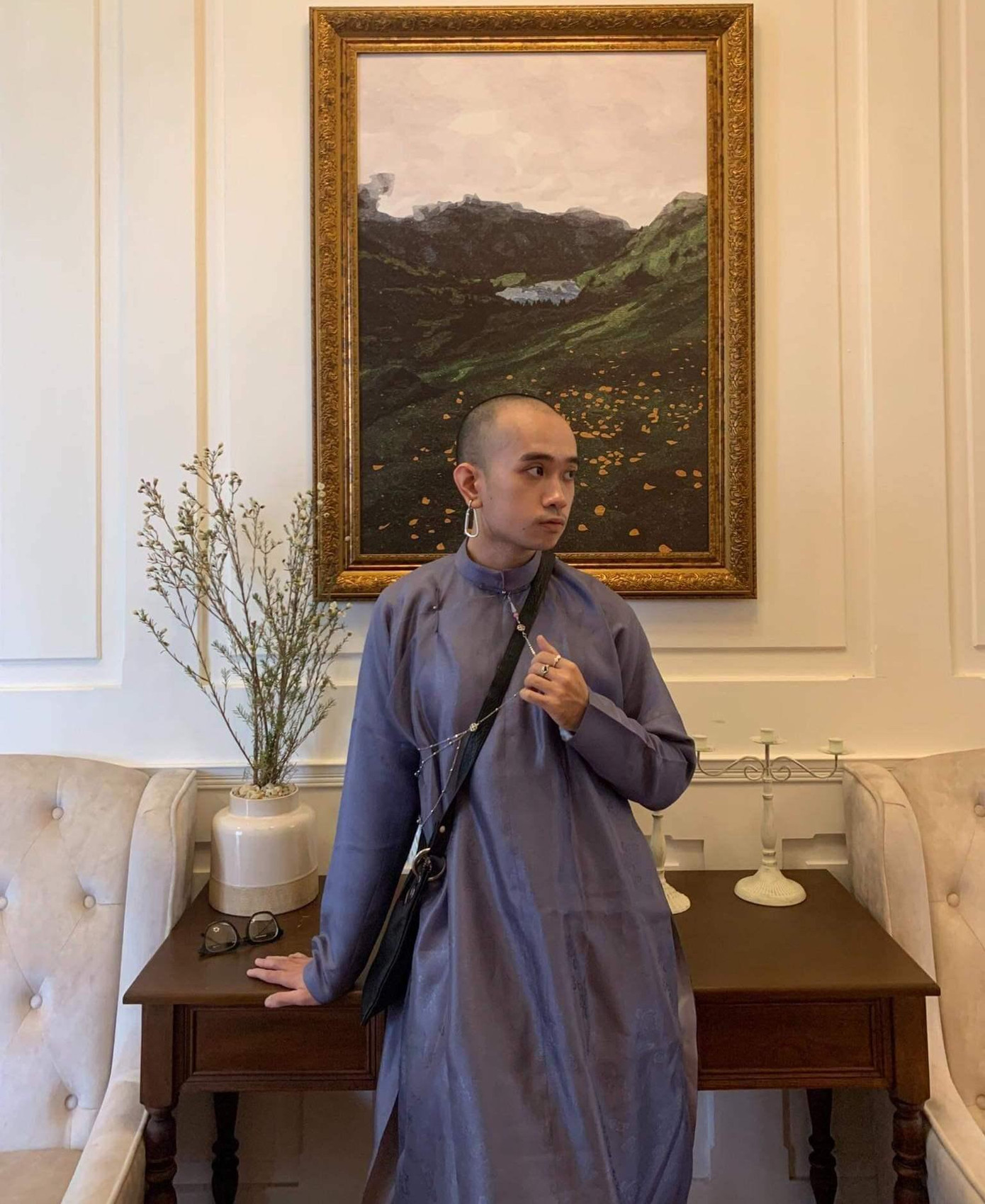 Kay Trịnh mặc áo ngũ thân tay chẽn cùng phụ kiện xà tích.