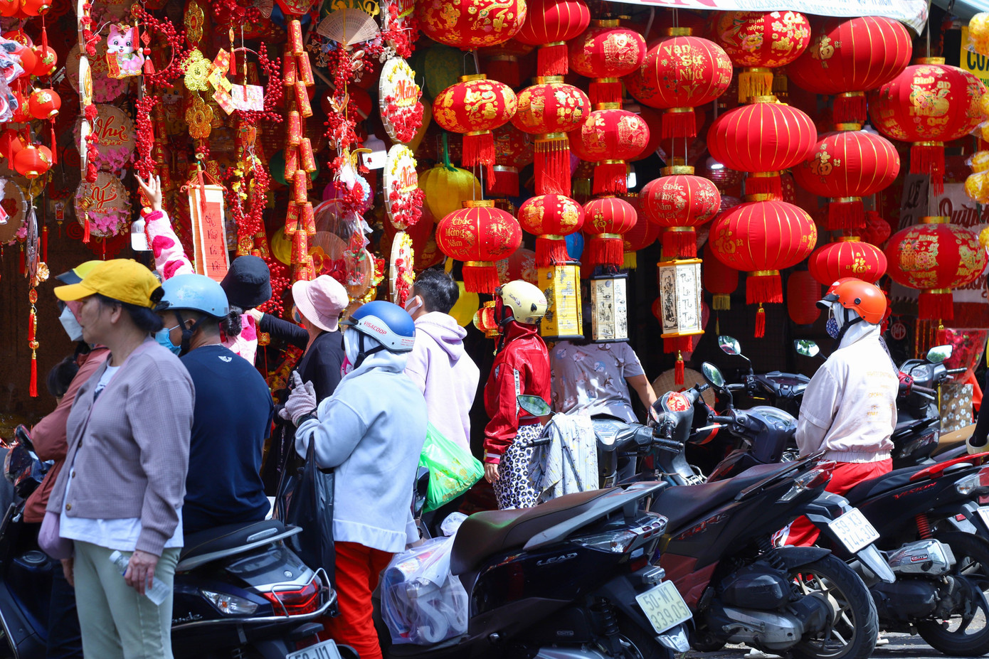 Noel năm nay rơi vào ngày Chủ Nhật nên có rất đông bạn trẻ đã “lên đồ” đi chơi từ sáng sớm.