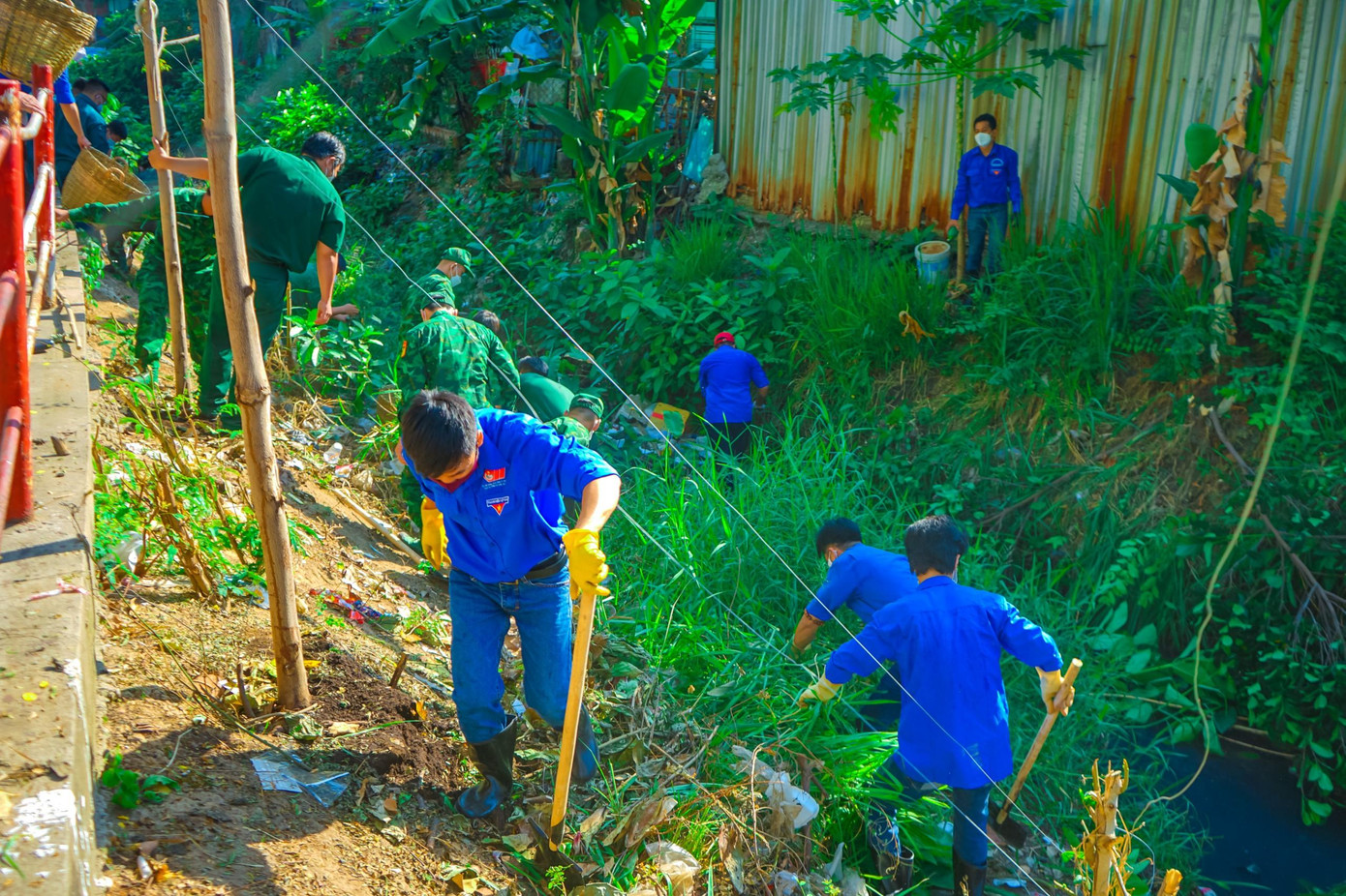 Tại tuyến kênh Tân Trụ, các lãnh đạo cùng nhiều bạn trẻ đã cùng nhau vệ sinh, sơn và cải tạo các mảng hành lang hỏng hóc xung quanh kênh.