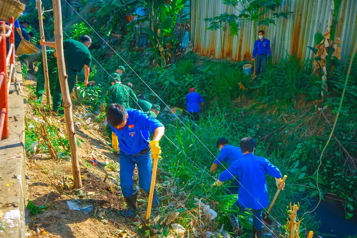 Tại tuyến kênh Tân Trụ, các lãnh đạo cùng nhiều bạn trẻ đã cùng nhau vệ sinh, sơn và cải tạo các mảng hành lang hỏng hóc xung quanh kênh. Tại tuyến kênh Tân Trụ, các lãnh đạo cùng nhiều bạn trẻ đã cùng nhau vệ sinh, sơn và cải tạo các mảng hành lang hỏng hóc xung quanh kênh.