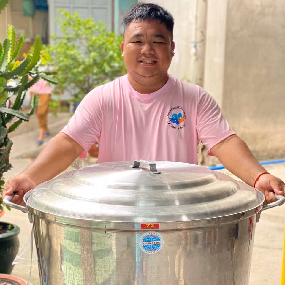 Anh Huỳnh Quang Khải hạnh phúc và luôn hết mình với lớp học tình thương Ngọc Việt do mình sáng lập. Anh Huỳnh Quang Khải hạnh phúc và luôn hết mình với lớp học tình thương Ngọc Việt do mình sáng lập.