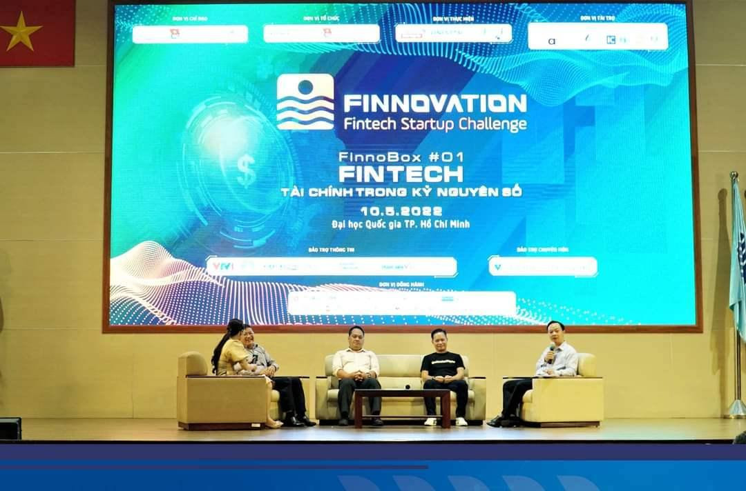 Các diễn giả khách mời chia sẻ tại buổi tọa đàm.