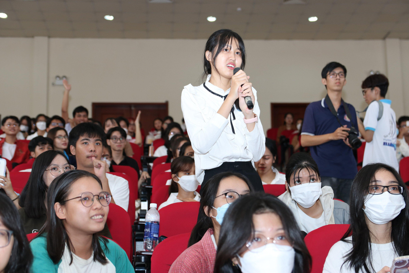 Nhiều vấn đề về định vị bản thân được sinh viên đặt ra cho các khách mời.