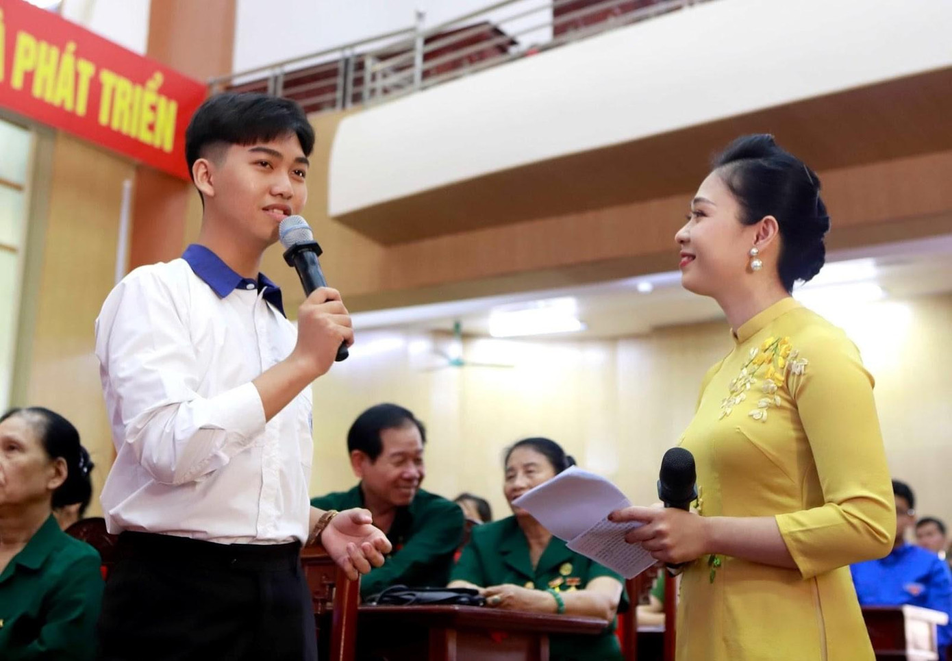 Dương Đức Lương gây ấn tượng với mọi người với phong thái tự tin, hoạt ngôn.