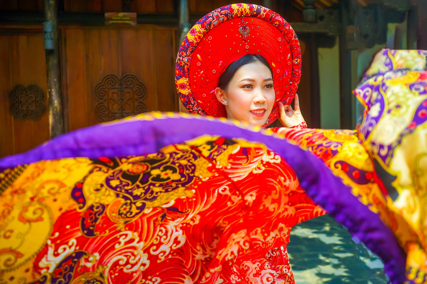 "Điều thứ hai mình cảm nhận được khi chụp ảnh với bộ trang phục này mình và bạn photographer đều rất chỉn chu vì trong hơn 500 tấm chụp tại bảo tàng thì tụi mình phải lấy cho bằng được những tấm ảnh tà áo dài xòe ra cùng với dáng người", Ý Nhi chia sẻ.