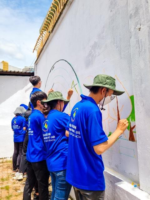 Những mảng tường được các bạn sinh viên trường ĐH Kinh tế - Luật (ĐHQG TP. HCM) 'thay áo mới'. Những mảng tường được các bạn sinh viên trường ĐH Kinh tế - Luật (ĐHQG TP. HCM) 'thay áo mới'.