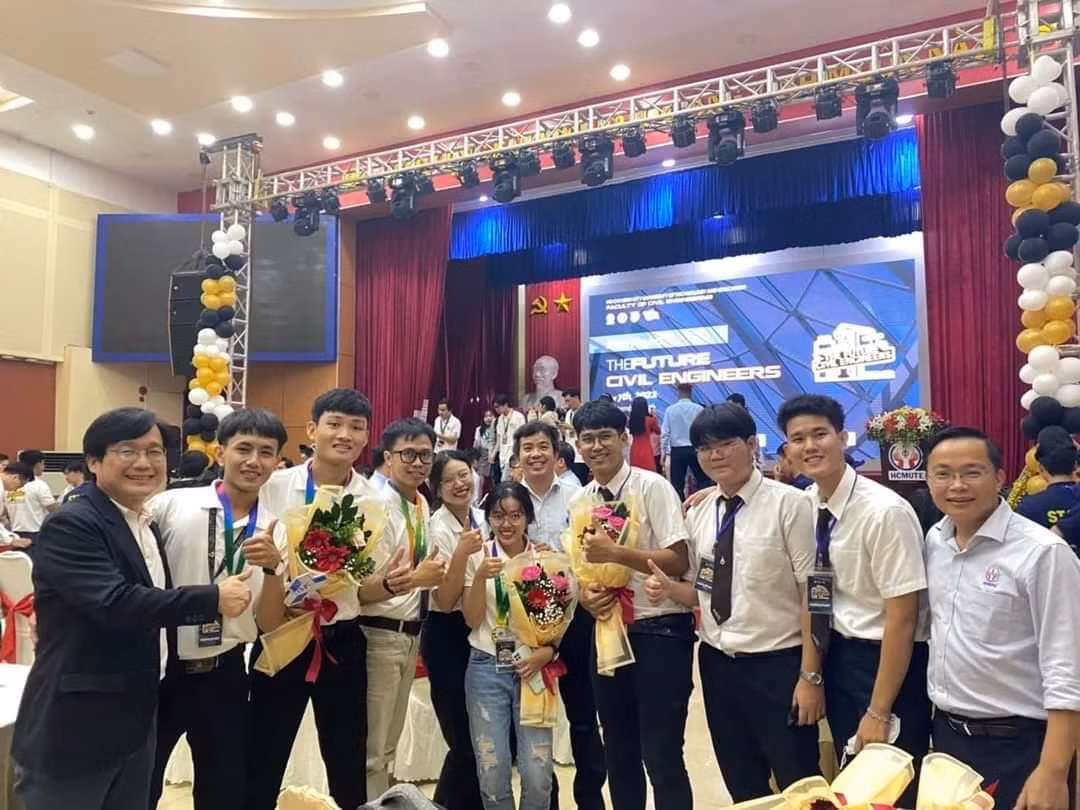Đội CDTC đến từ trường ĐH Bách khoa (ĐHQG TP. HCM) giành được giải Quán quân cuộc thi.