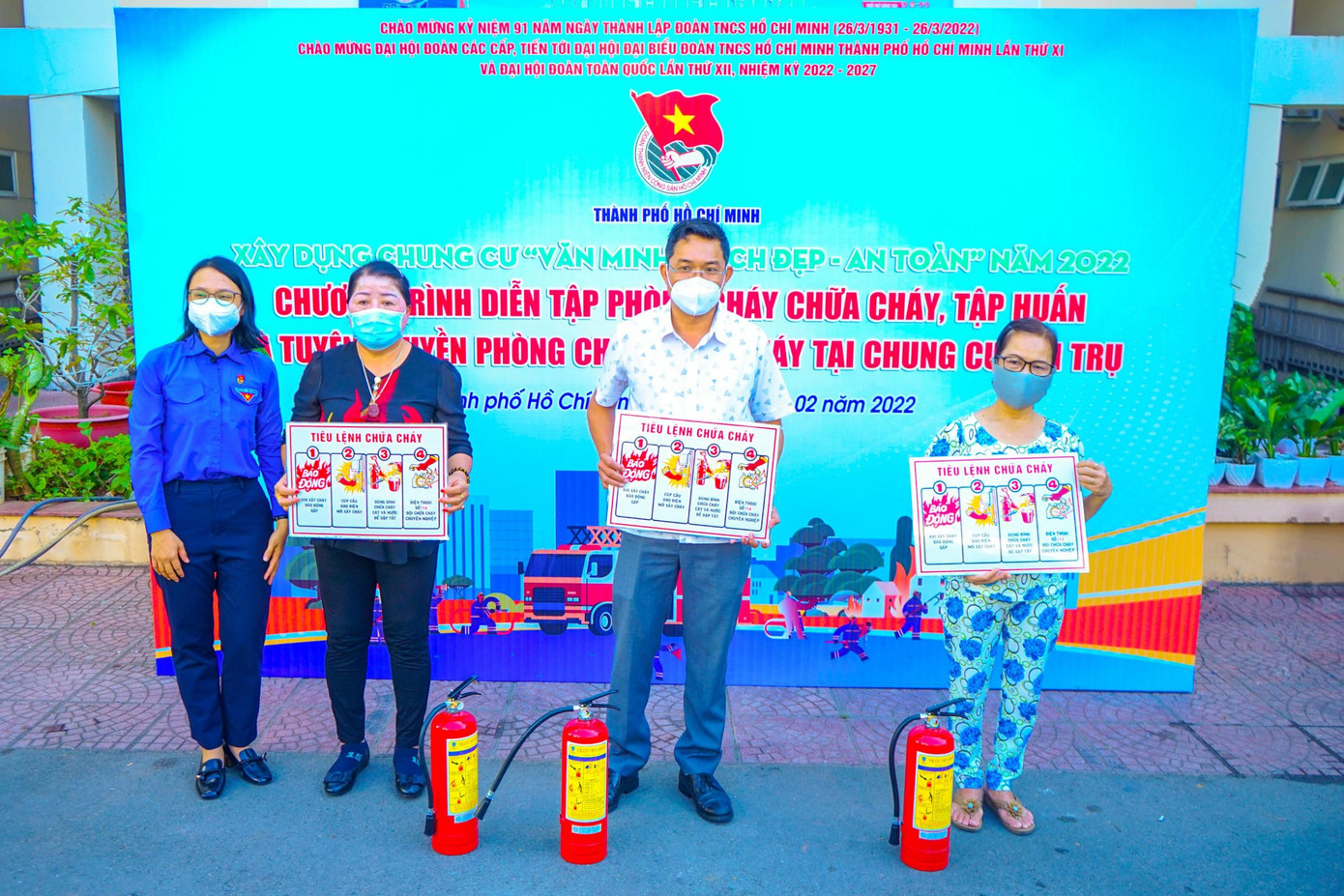 Sau buổi diễn tập, đại diện của Thành Đoàn TP. HCM đã phối hợp cùng với Quận Đoàn Tân Bình và Cảnh sát Phòng cháy chữa cháy trao tặng các trang thiết bị chữ cháy cho Ban Quản lý của chung cư để đề phòng những trường hợp cháy nổ không may xảy ra.