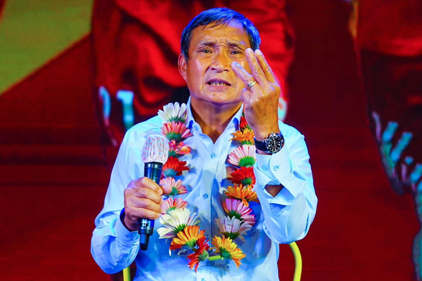 HLV Mai Đức Chung cho biết, lúc ông cùng toàn đội ở Tây Ban Nha luyện tập, điều lo lắng nhất tại thời điểm đó là có nhiều cầu thủ dương tính với SARS-CoV-2. Toàn đội đã cùng nhau giao nhiệm vụ cho từng người tìm mua: gừng, sả... để cho các cầu thủ xông, nhưng ngặt nỗi, ở bên đó những thứ như thế rất khó kiếm. Bằng sự quyết tâm cũng như vì màu cờ sắc áo, toàn thể Ban huấn luyện và các cầu thủ cũng đã cùng động viên nhau để vượt qua.