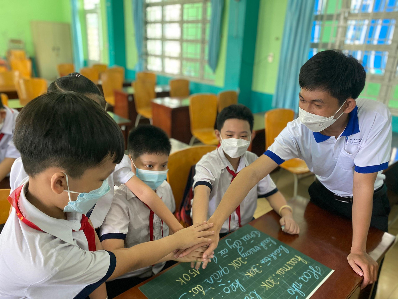 Các bạn nhỏ thích thú và hào hứng với dự án.