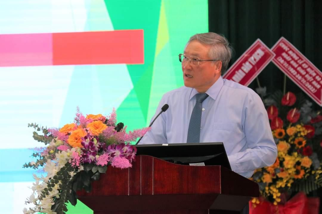 PGS. TS Nguyễn Hòa Bình - Ủy viên Bộ Chính trị, Bí thư T.Ư Đảng, Chánh án Tòa án Nhân dân Tối cao chia sẻ cùng sinh viên khối ĐHQG TP. HCM. (Ảnh: ĐHQG TP. HCM)