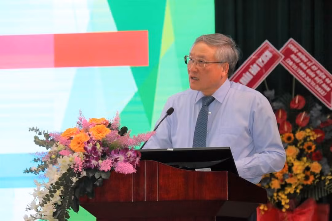 PGS. TS Nguyễn Hòa Bình - Ủy viên Bộ Chính trị, Bí thư T.Ư Đảng, Chánh án Tòa án Nhân dân Tối cao chia sẻ cùng sinh viên khối ĐHQG TP. HCM. (Ảnh: ĐHQG TP. HCM)