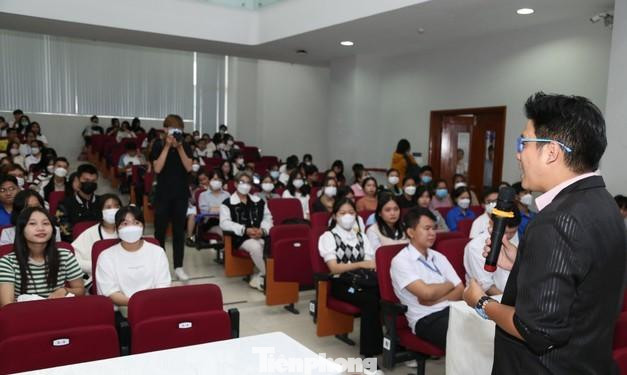 TS Nguyễn Vinh Quang chia sẻ với các bạn sinh viên. (Ảnh: Ngô Tùng) TS Nguyễn Vinh Quang chia sẻ với các bạn sinh viên. (Ảnh: Ngô Tùng)