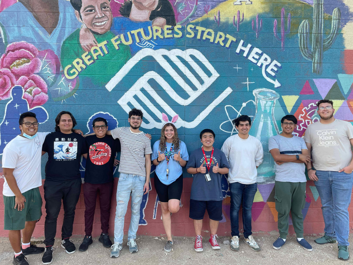 Hoàng Nguyên gặp được những người trẻ với nhiều quốc tịch nhưng cùng chung tinh thần vì cộng đồng. Hoàng Nguyên gặp được những người trẻ với nhiều quốc tịch nhưng cùng chung tinh thần vì cộng đồng.