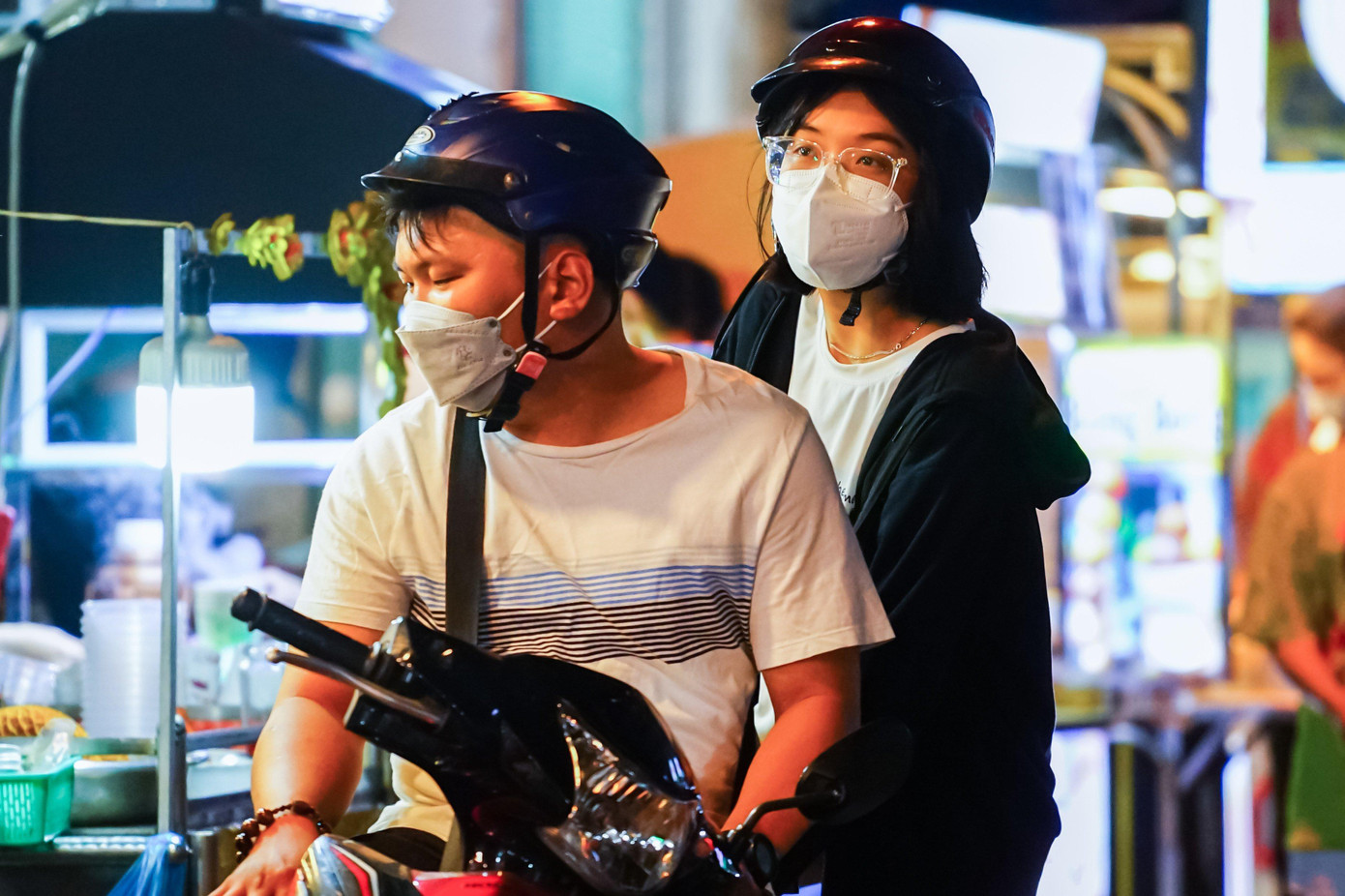 "Thông thường, khi đến khu phố ẩm thực này mình và bạn trai mình sẽ thường gửi xe tại các bãi giữ xe là trường học, bên ngoài người ta có niêm yết giá tiền. Nhưng bây giờ phố đông quá nên mình và bạn trai mình phải đành chịu khó chạy xe thẳng vào bên trong chợ tìm chỗ đậu hoặc mua về ăn để tránh tình trạng chặt chém của các bãi xe tự phát", bạn Thu Thủy (ngụ quận Bình Tân) nói. "Thông thường, khi đến khu phố ẩm thực này mình và bạn trai mình sẽ thường gửi xe tại các bãi giữ xe là trường học, bên ngoài người ta có niêm yết giá tiền. Nhưng bây giờ phố đông quá nên mình và bạn trai mình phải đành chịu khó chạy xe thẳng vào bên trong chợ tìm chỗ đậu hoặc mua về ăn để tránh tình trạng chặt chém của các bãi xe tự phát", bạn Thu Thủy (ngụ quận Bình Tân) nói.