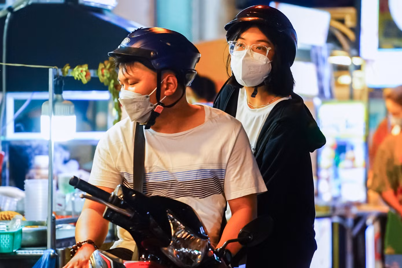 "Thông thường, khi đến khu phố ẩm thực này mình và bạn trai mình sẽ thường gửi xe tại các bãi giữ xe là trường học, bên ngoài người ta có niêm yết giá tiền. Nhưng bây giờ phố đông quá nên mình và bạn trai mình phải đành chịu khó chạy xe thẳng vào bên trong chợ tìm chỗ đậu hoặc mua về ăn để tránh tình trạng chặt chém của các bãi xe tự phát", bạn Thu Thủy (ngụ quận Bình Tân) nói.