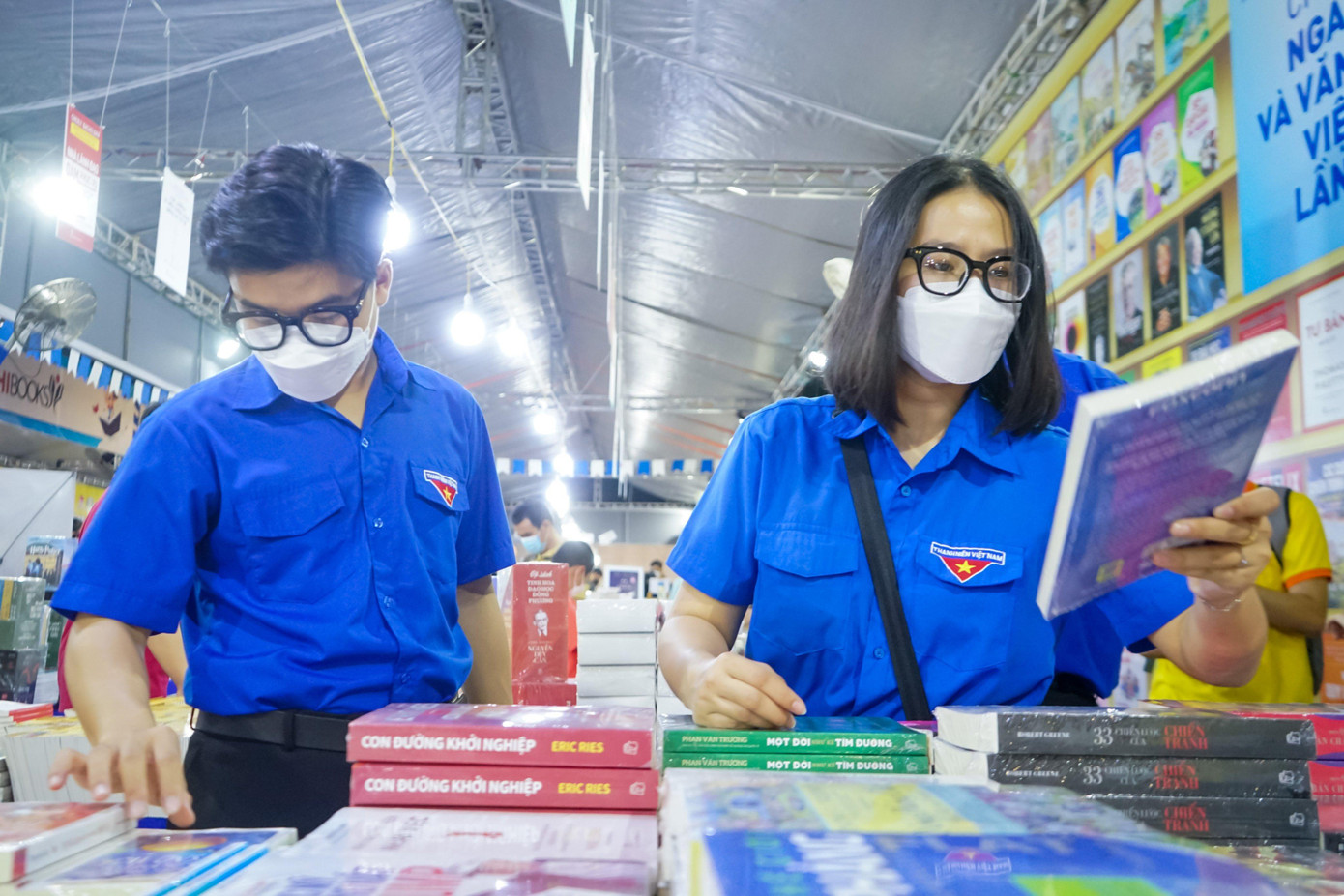 Các bạn trẻ đi tìm sách tại “Ngày sách và văn hóa đọc Việt nam”. (Ảnh: Hồng Nguyễn) Các bạn trẻ đi tìm sách tại “Ngày sách và văn hóa đọc Việt nam”. (Ảnh: Hồng Nguyễn)