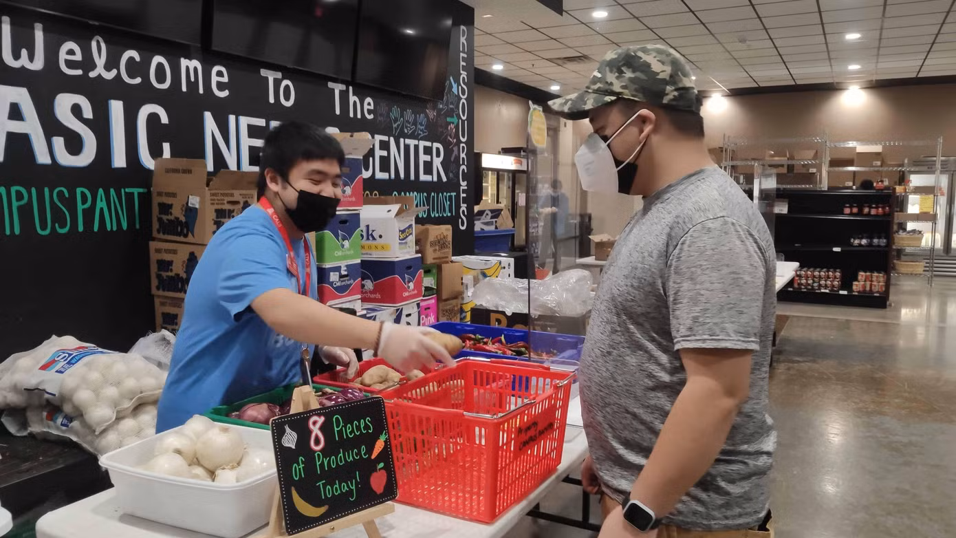 Hoàng Nguyên đang làm việc cho một tổ chức phân phát đồ ăn miễn phí Campus Pantry. Hoàng Nguyên đang làm việc cho một tổ chức phân phát đồ ăn miễn phí Campus Pantry.