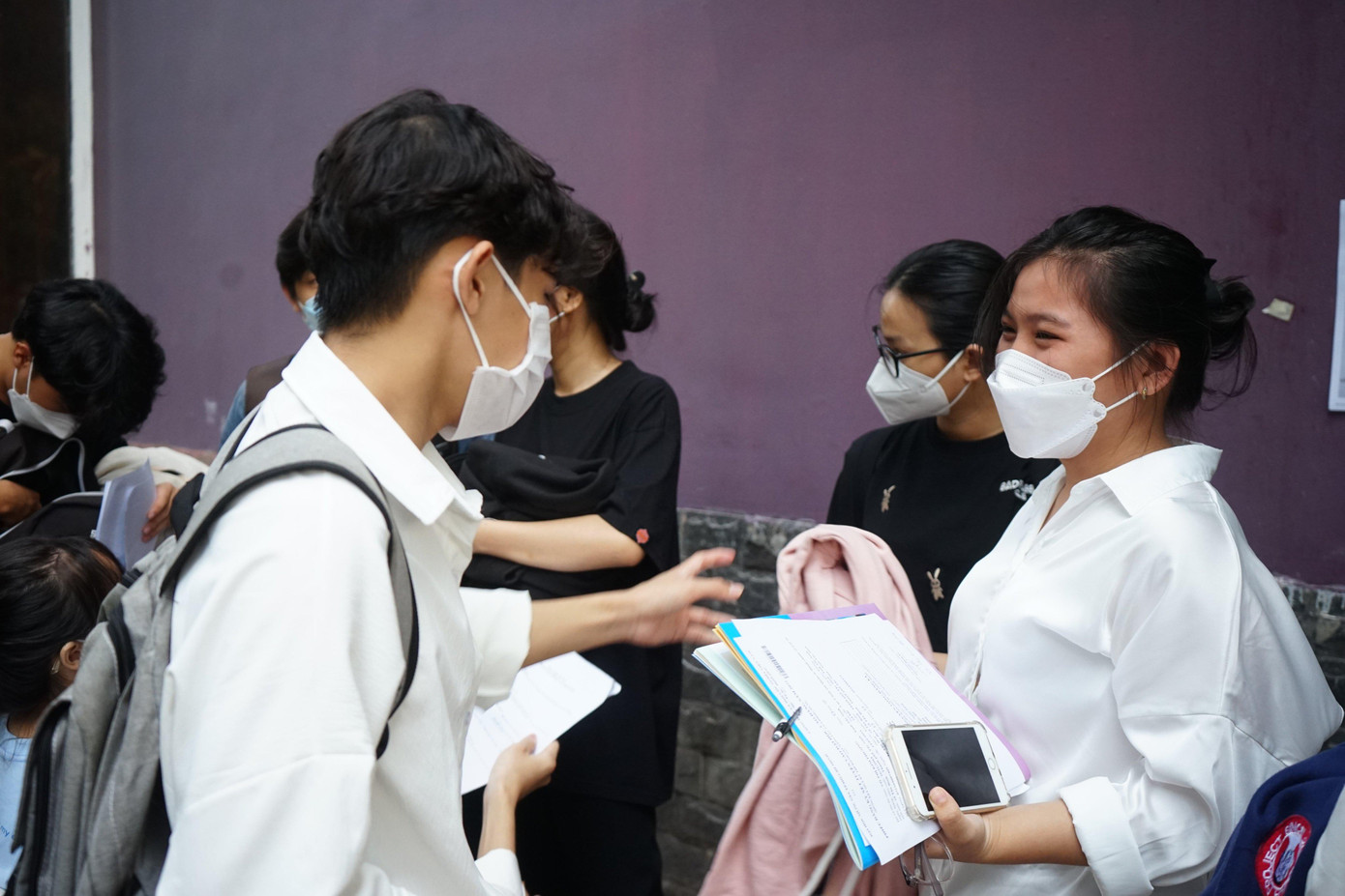 Thí sinh phấn khởi sau khi hoàn thành kỳ thi Đánh giá năng lực đợt 1 diễn ra ngày 27/3. (Ảnh: Hồng Nguyễn)