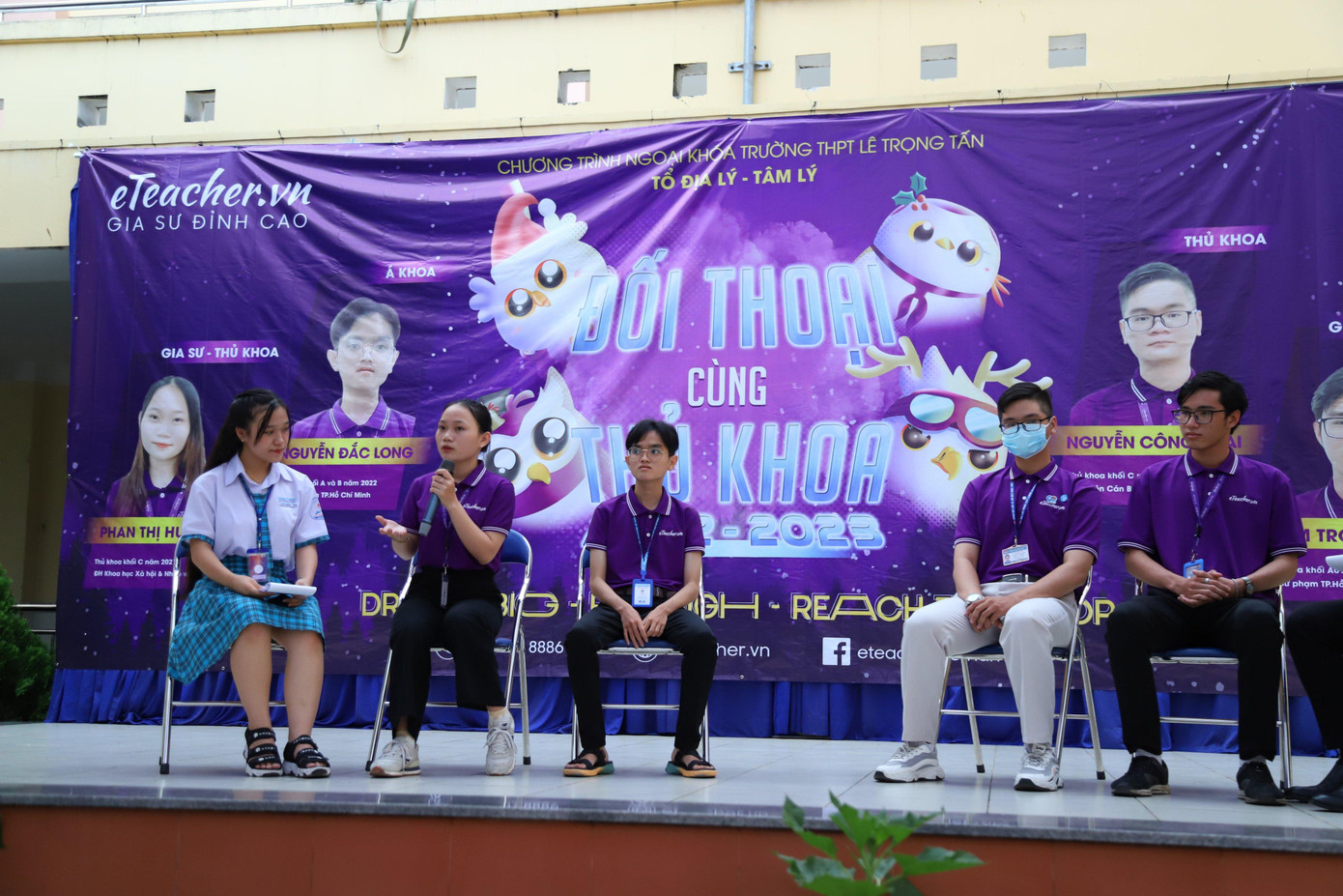 Các thủ khoa chia sẻ tại trường THPT Lê Trọng Tấn (quận Tân Phú).