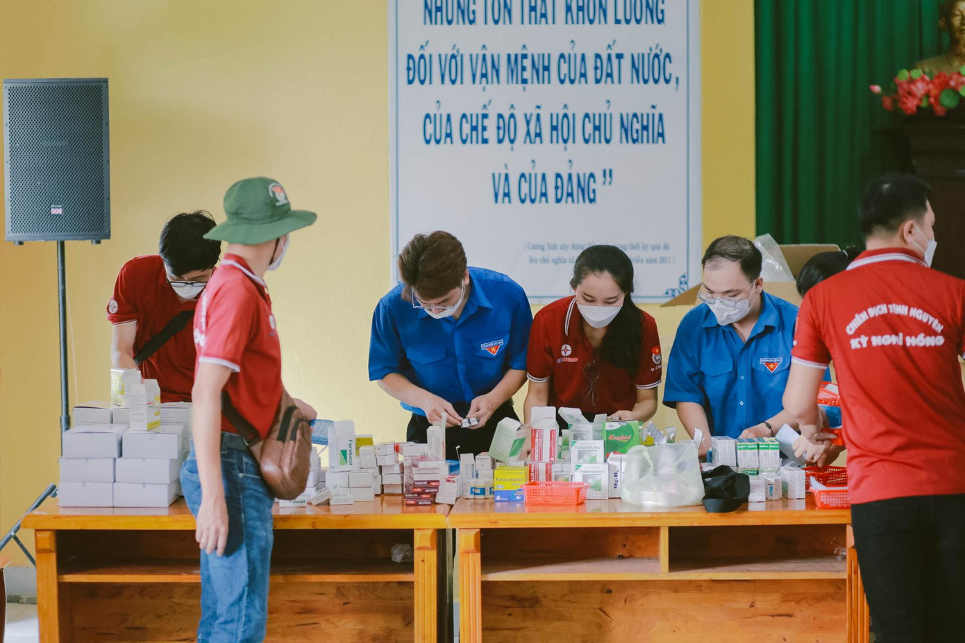 Hoạt động khám, cấp thuốc cho người dân huyện Cần Giờ (TP HCM) được các chiến sĩ Mùa hè xanh trường Học viện cán bộ Thành phố triển khai. Hoạt động khám, cấp thuốc cho người dân huyện Cần Giờ (TP HCM) được các chiến sĩ Mùa hè xanh trường Học viện cán bộ Thành phố triển khai.