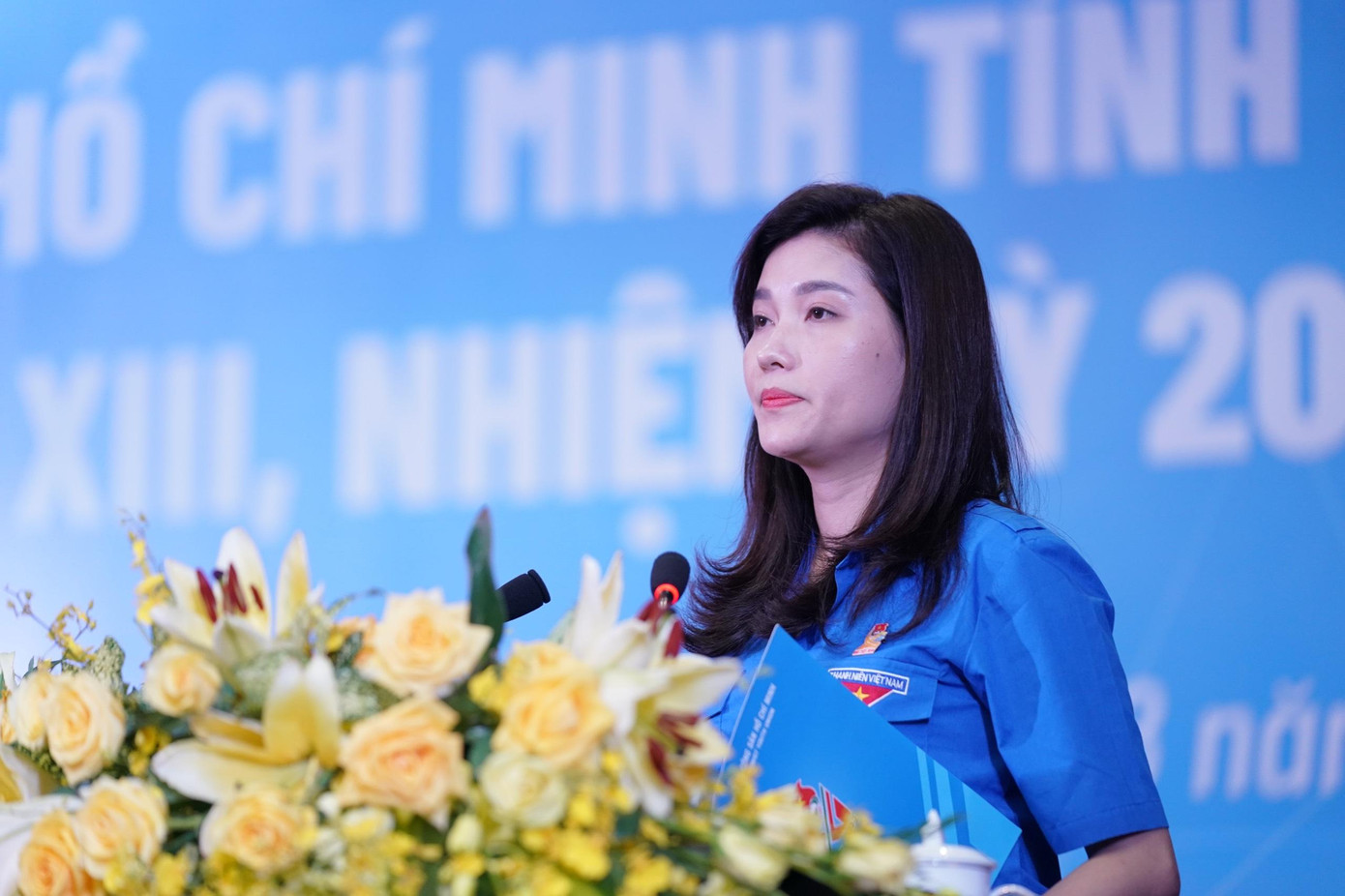 Chị Hồ Hồng Nguyên, Quyền Trưởng Ban Thanh niên trường học T.Ư Đoàn đọc Quyết định của Ban Bí thư T.Ư Đoàn về điều động anh Nguyễn Quốc Huy, Bí thư Tỉnh Đoàn Bình Thuận khóa XII trở lại công tác tại Cơ quan T.Ư Đoàn từ ngày 11/8. (Ảnh: Phạm Nguyễn)