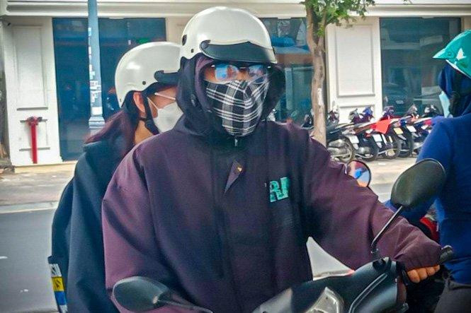 "Tranh thủ trong khung giờ ra chơi nên mình đã chạy xe ra đổ với hy vọng sẽ kịp giờ giá cũ, nhưng ai dè vừa đến các anh nhân viên bảo tạm ngừng để thay đổi giá. Mình thật sự có chút tiếc nuối", Gia Huy (trường ĐH Văn Lang) chia sẻ.