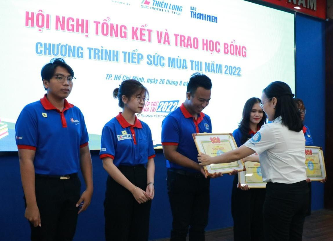 Các cá nhân được tuyên dương trong Hội nghị tổng kết chương trình &apos;Tiếp sức mùa thi 2022&apos;.