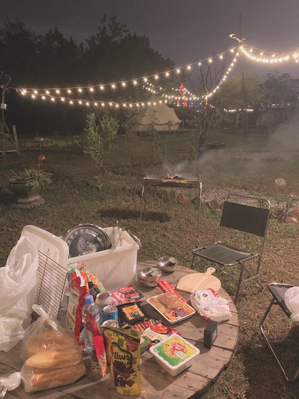 Thúy Ngân cùng gia đình tận hưởng những dịch vụ có sẵn. Thúy Ngân cùng gia đình tận hưởng những dịch vụ có sẵn.