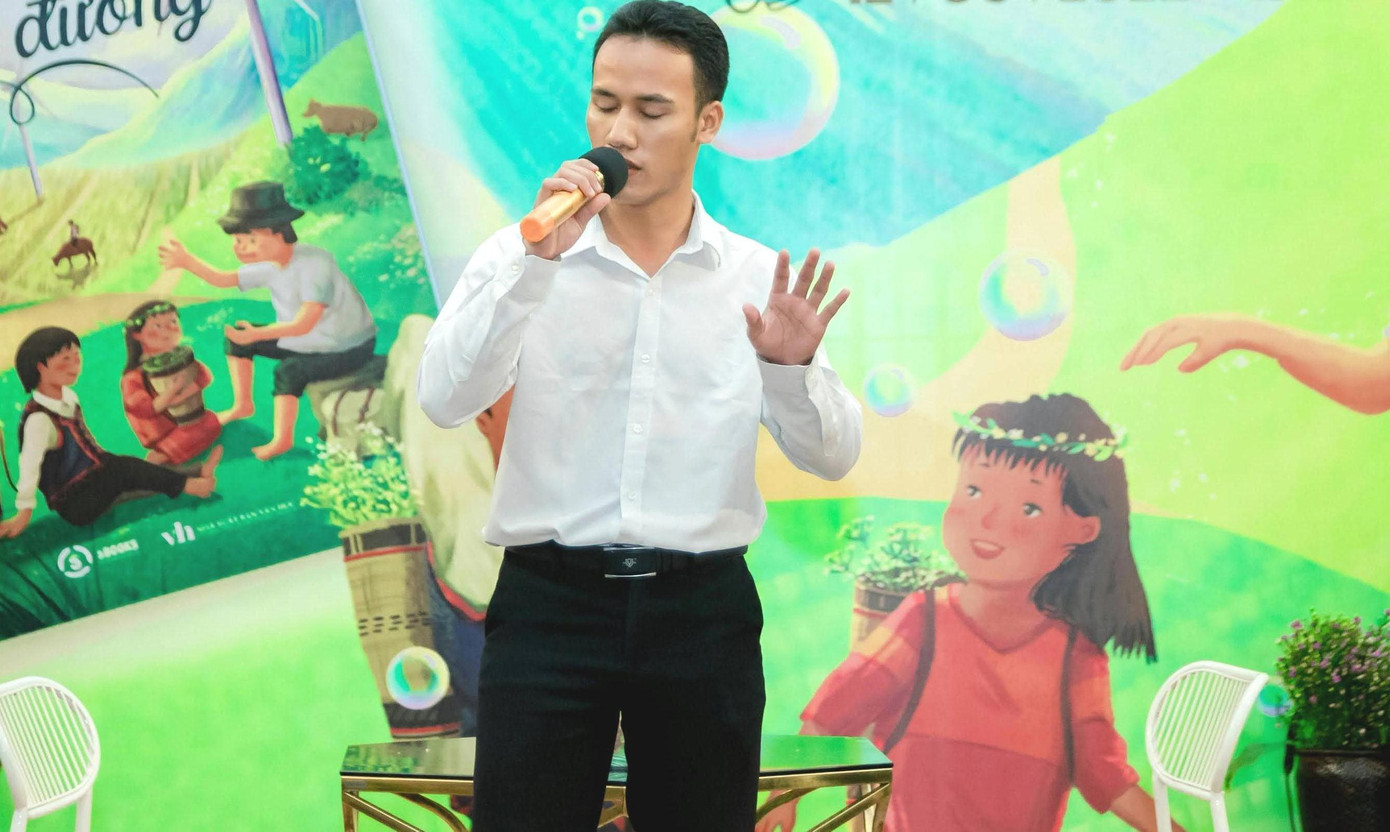 Phương Trân biểu diễn Raglai Rap trong buổi ra mắt sách về chủ đề dân tộc Raglai tại đường sách TPHCM.