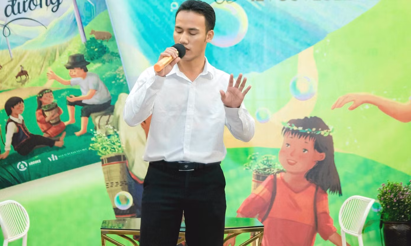 Phương Trân biểu diễn Raglai Rap trong buổi ra mắt sách về chủ đề dân tộc Raglai tại đường sách TPHCM. Phương Trân biểu diễn Raglai Rap trong buổi ra mắt sách về chủ đề dân tộc Raglai tại đường sách TPHCM.