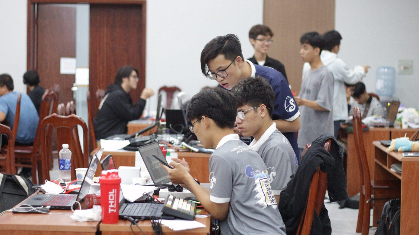 Thí sinh lập trình các sản phẩm liên tục trong 24 giờ.