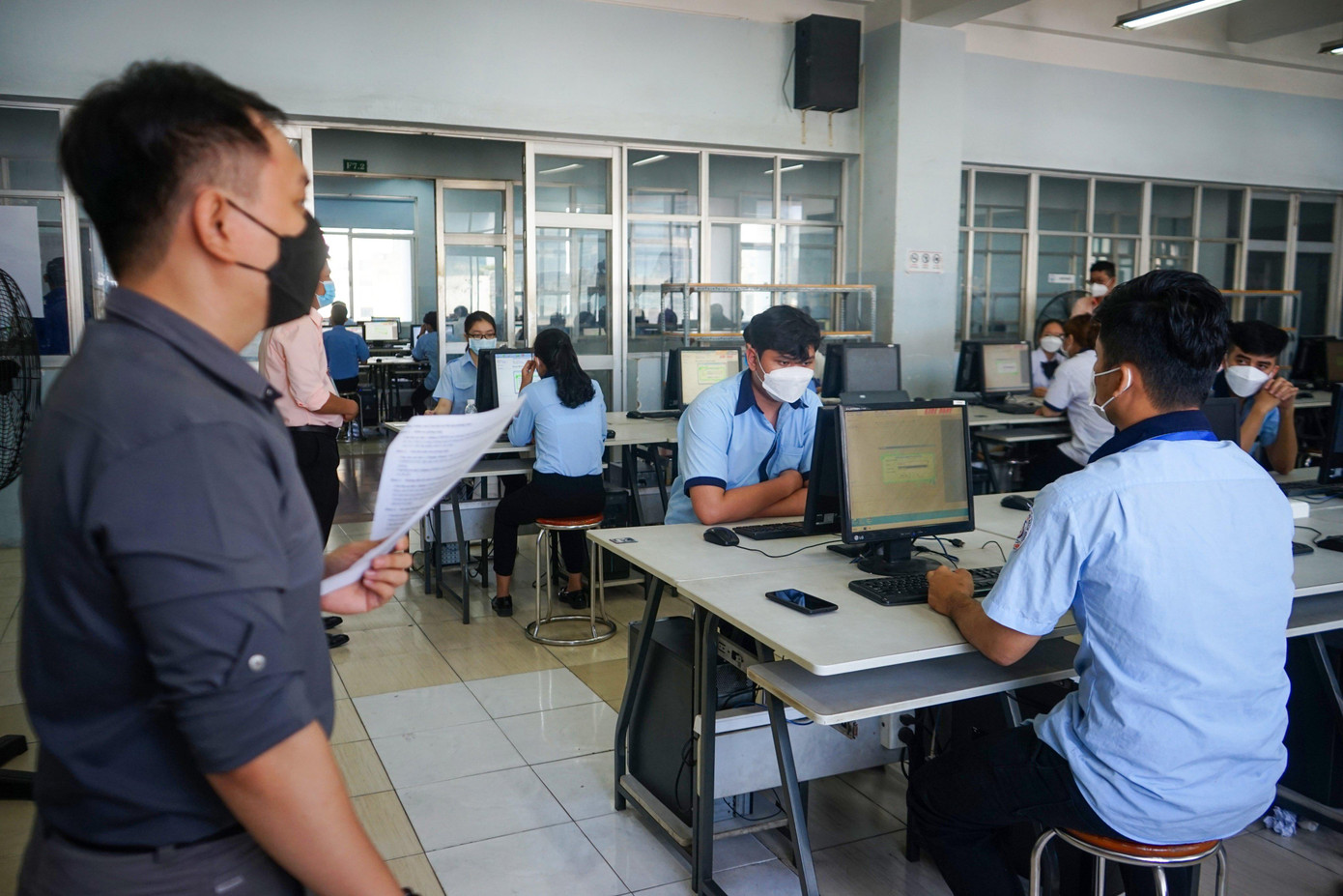 Sau khi bước vào phòng thi, thí sinh sẽ được các giám thị phổ biến quy chế thi và hỗ trợ giải đáp các thắc mắc. Ngoài ra, thí sinh còn được yêu cầu không mang điện thoại vào trong phòng thi trước khi bắt đầu tính giờ làm bài thi.