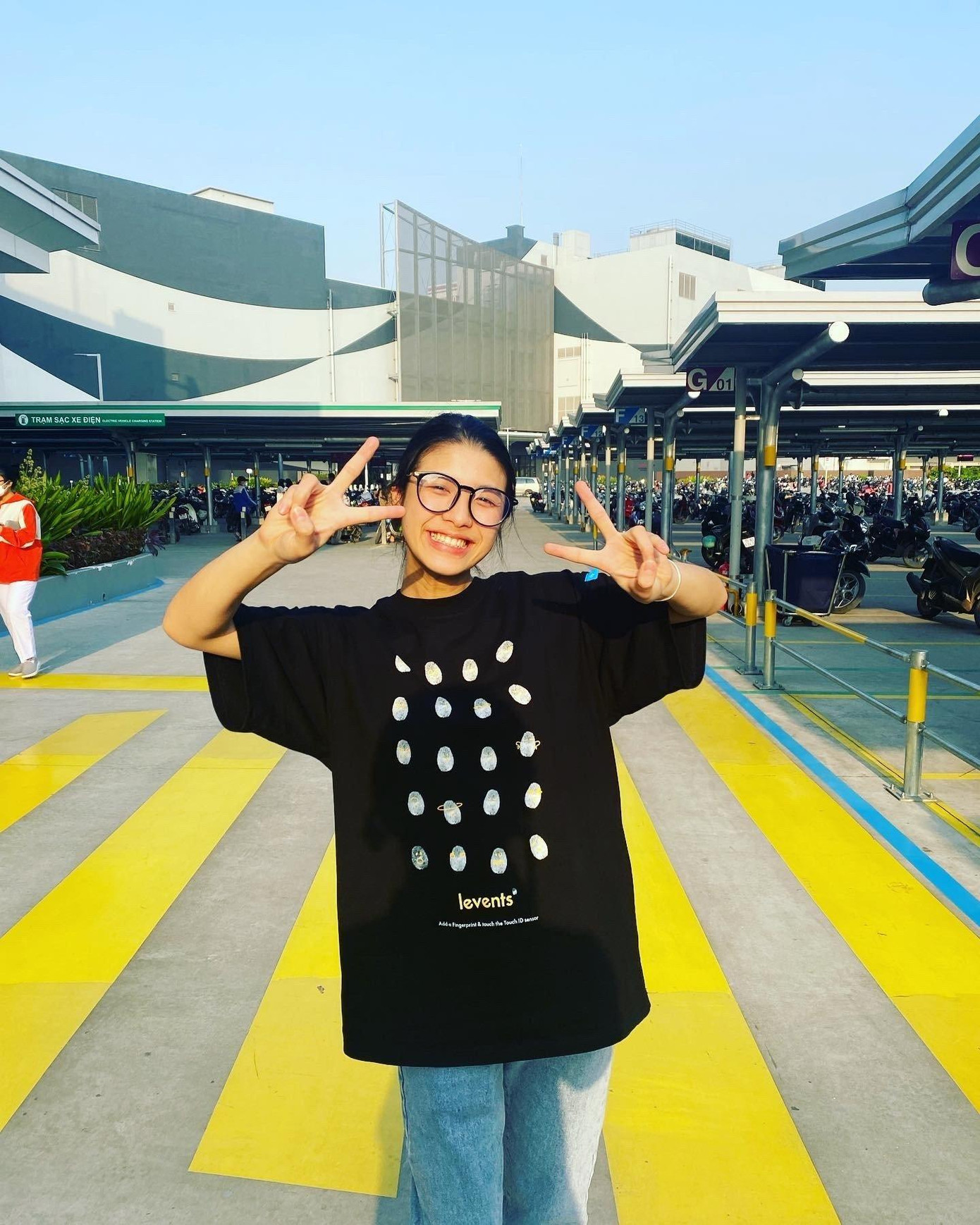 Vũ Hoàng Diệu luôn tươi cười, truyền năng lượng tích cực đến mọi người. Vũ Hoàng Diệu luôn tươi cười, truyền năng lượng tích cực đến mọi người.