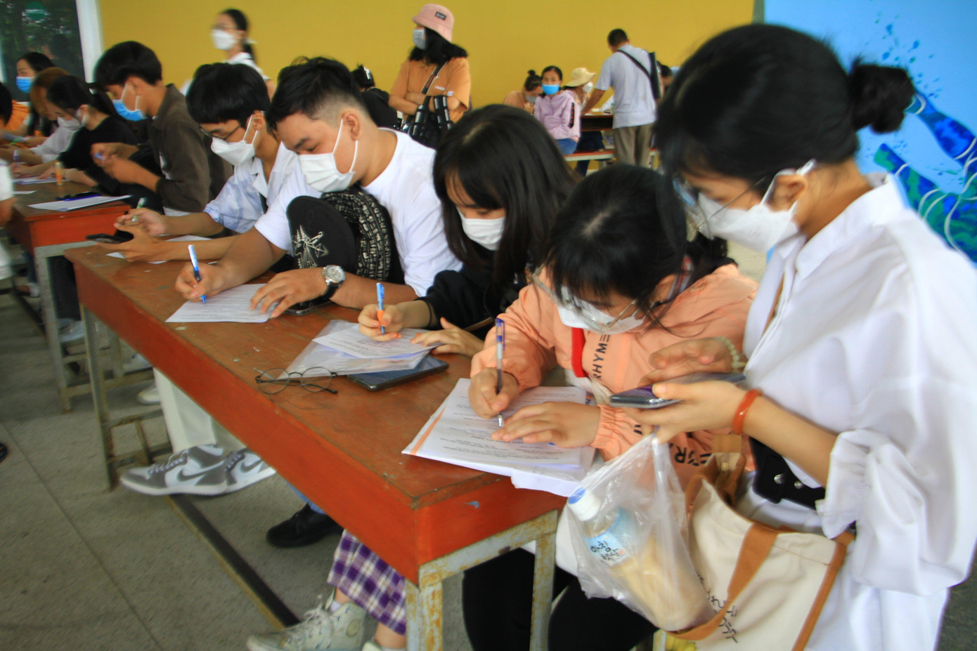 Nhiều tân sinh viên háo hức khi được nhập học tại trường đại học mơ ước.